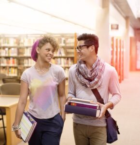 zwei Studenten in der Bibliothek,Ebenendatei RGB