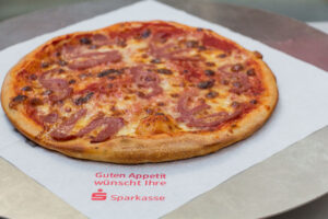 Pizza Draghi, Pizza, Sparkasse, Unsinniger Donnerstag, Vorstandsvorsitzender, Presse, Medien, Straubing, Blog, Niederbayern