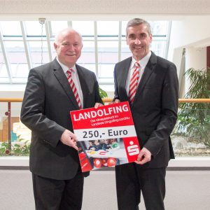 Vorstandsvorsitzender Walter Strohmaier übergibt eine Spende and Landrat Heinrich Trapp
