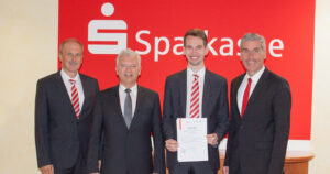 Pressebild-Lehrgangsabsolvent-Sparkassenfachwirt-Dominik-Fritz.jpg