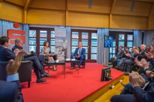 Sparkasse Blog Unternehmerfrühstück Niederbayern Mitte Siemens Deka Kaeser Kater DAX Talkrund Probst 94