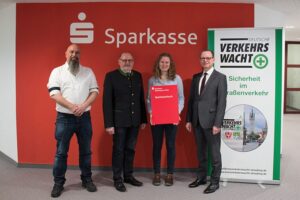 Dr. Martin Kreuzer, stv. Vorstandsvorsitzender der Sparkasse Niederbayern-Mitte und die Vertreter der Kreisverkehrswacht Straubing, 1. Vorsitzender Johann Ehrnsperger, Patrick Herlan übergaben an die Gewinnern Jennifer Meier ein Sparbuch in Höhe von 400 Euro im Rahmen der Verkehrssicherheitsaktion.