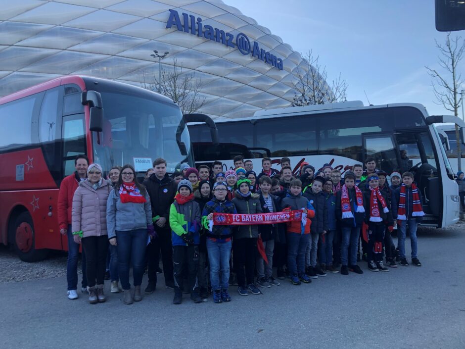 Jugendclub der Sparkasse Niederbayern-Mitte besucht FC Bayern Spiel