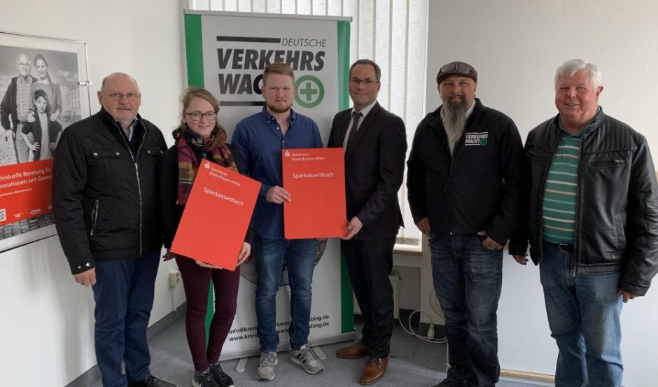 Sparkasse und Verkehrswacht gratulieren den beiden Gewinnern