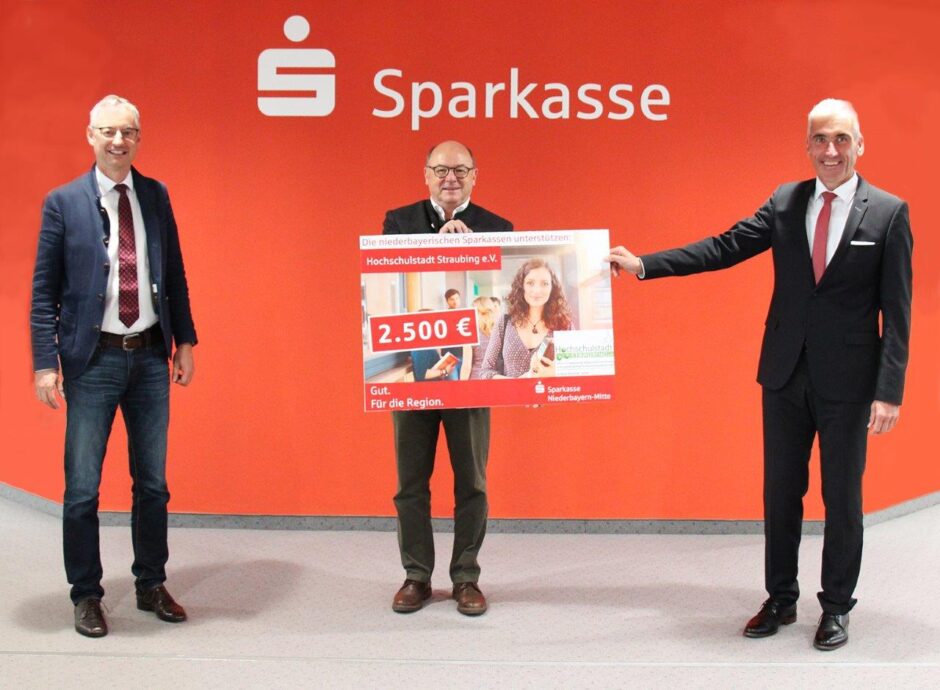 Niederbayerische Sparkassen unterstützen den Verein „Hochschulstadt Straubing e.V.“ mit 2.500,- €