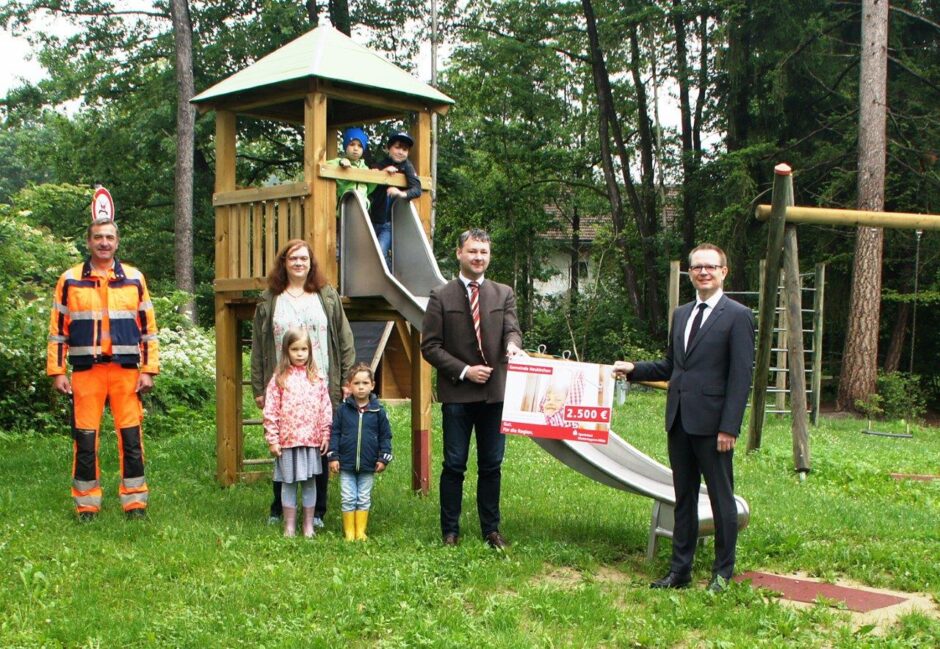 Sparkasse Niederbayern-Mitte spendet 2500 € für Spielgerätekombination