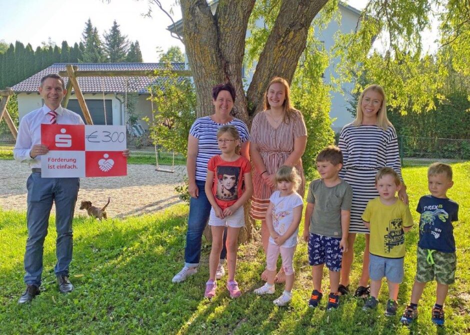 Sparkasse Niederbayern-Mitte unterstützt Kindergarten St. Georg mit 300 Euro
