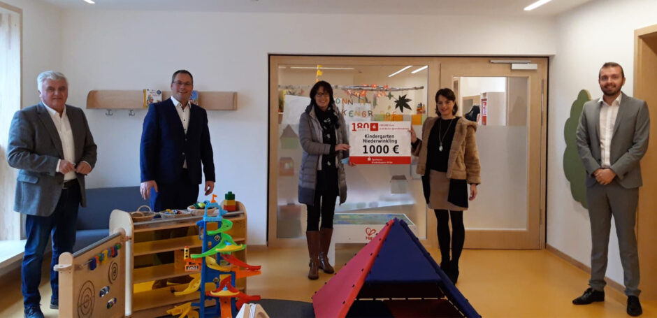 Sparkasse Niederbayern-Mitte spendet 1000 € an den Kindergarten Niederwinkling