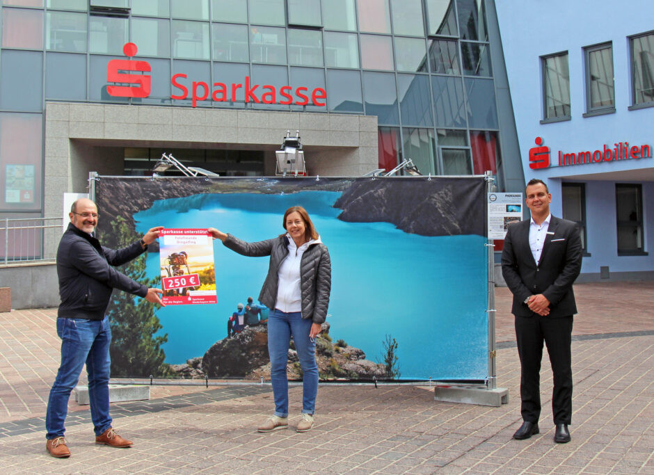 250 Euro Spende für die Fotofreunde Dingolfing