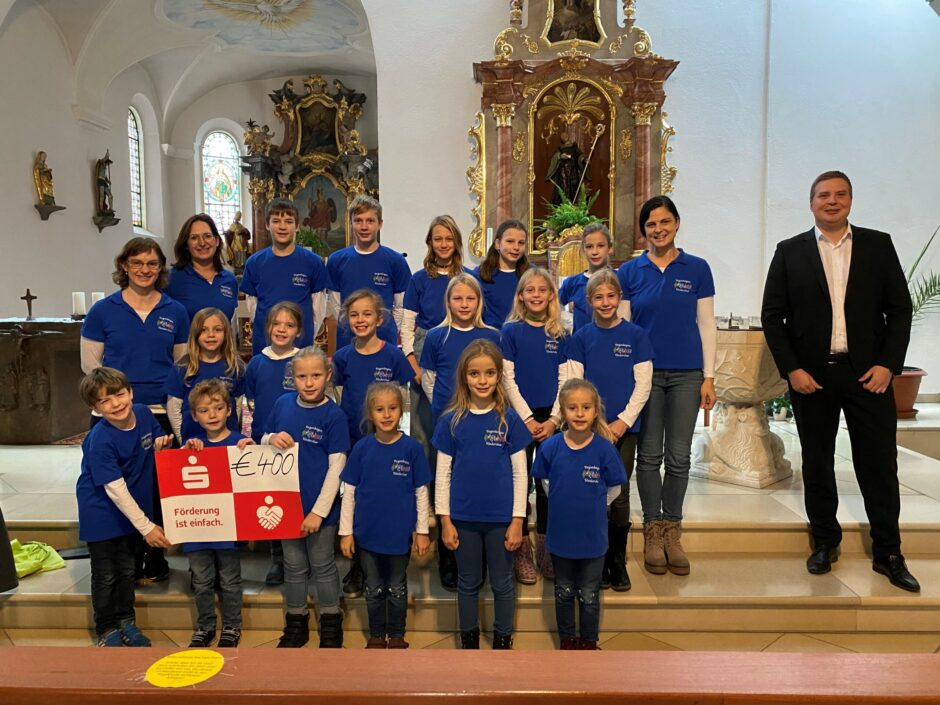 Regenbogen-Kinderchor Parkstetten erfreut sich über 400 Euro-Spende