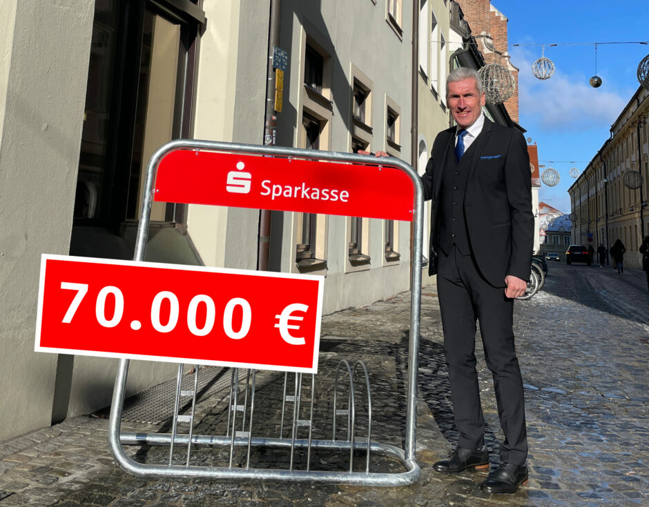 Sparkasse spendet 100 Fahrradständer im Wert von rund 70.000 Euro