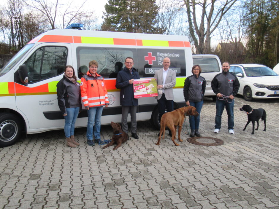 Spende in Höhe von 1000 € an Rettungshundestaffel übergeben
