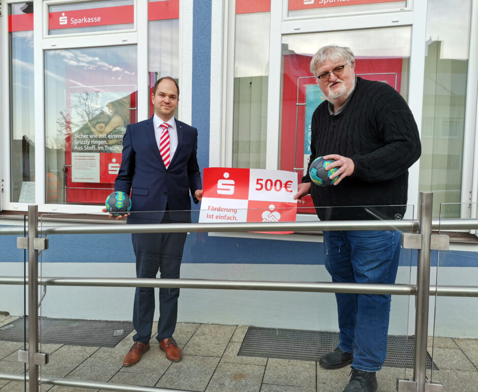 Spende der Sparkasse für Handballer