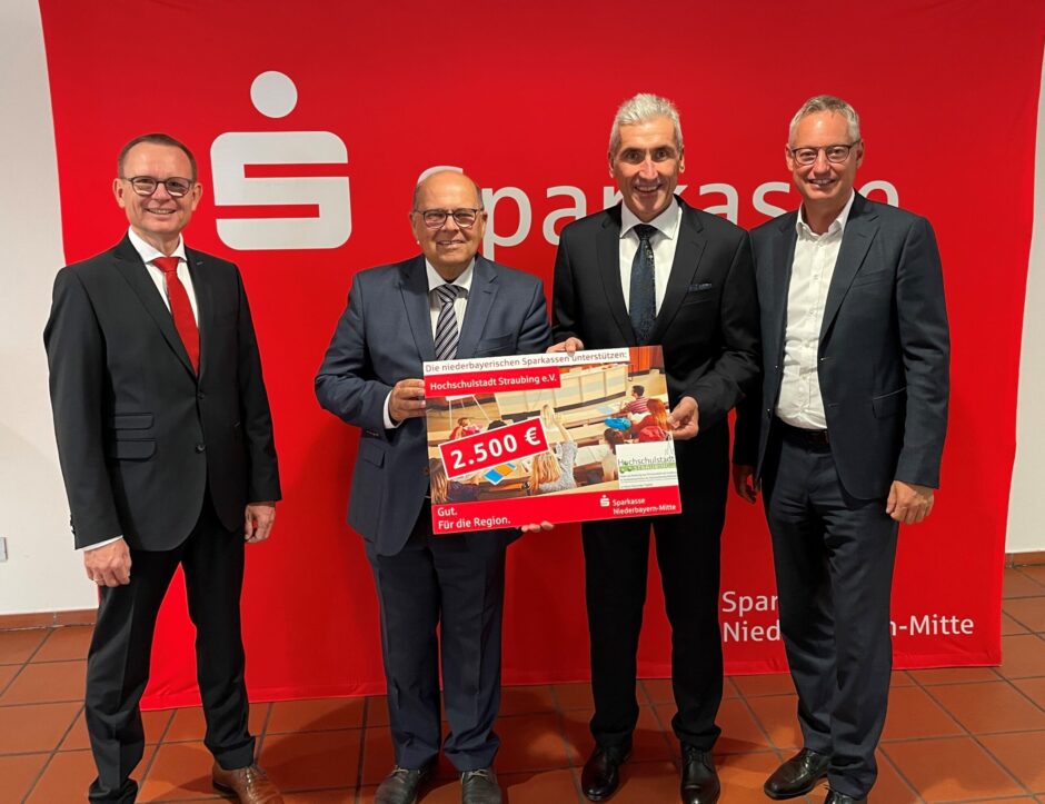 Niederbayerische Sparkassen unterstützen den Verein „Hochschulstadt Straubing e.V.“ mit 2.500,- €