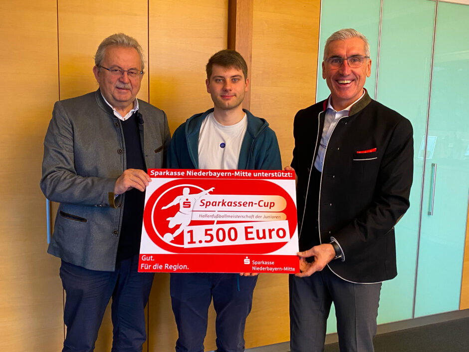 Partnerschaft seit 35 Jahren –  Spendenübergabe zum Sparkassen-Cup