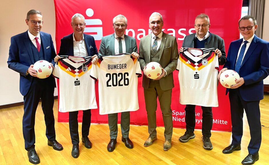 Sparkasse unterstützt Jugendmannschaften mit neuen Trikots: Aktion Fußball-Weltmeisterschaft 2026 gestartet