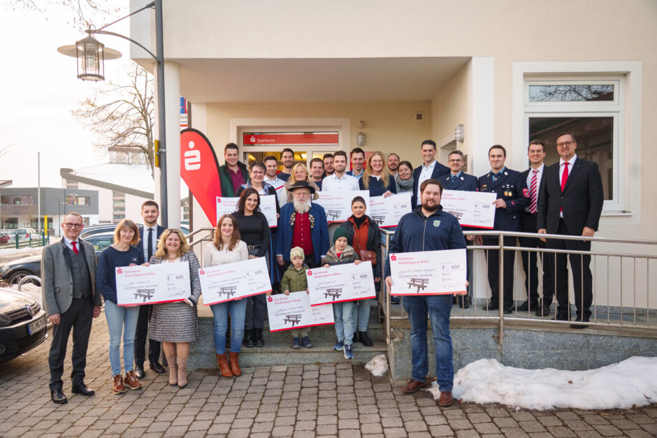 Sparkasse Niederbayern-Mitte übergibt zwölf Sitzbänke an Vereine und Institutionen in der Region Mitterfels