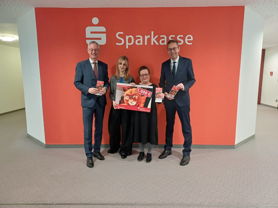 Sparkasse unterstützt Figurentheaterfestival mit 1000 Euro