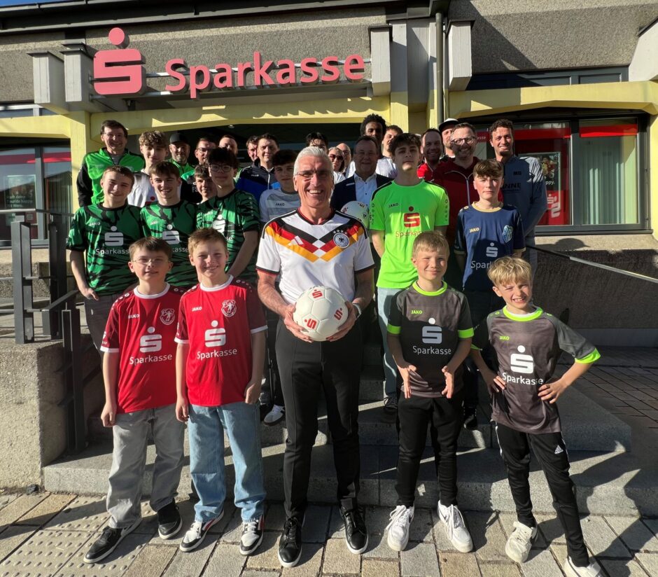 Sparkasse Niederbayern-Mitte unterstützt Jugendmannschaften mit neuen Trikotsätzen