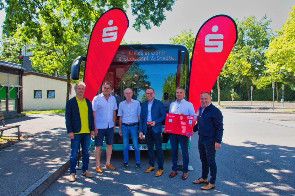 Modern, schnell und bargeldlos: Sparkasse und Stadtwerke Straubing führen digitales Bezahlen in Stadtbussen ein