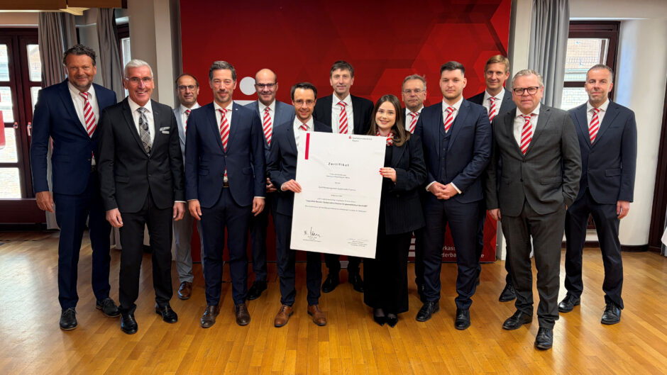 Firmenkundenberater der Sparkasse Niederbayern-Mitte als „Sustainable Finance Berater“ zertifiziert